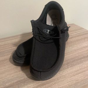 Men’s all black hey dudes size 9